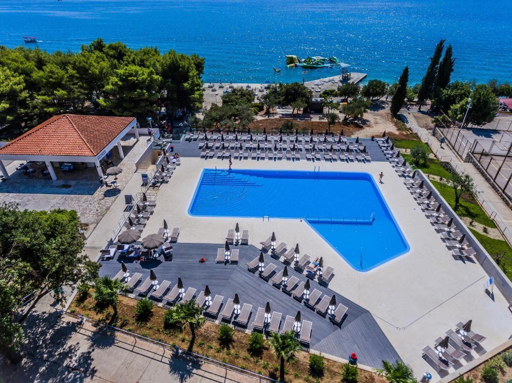 Horvátország, Dalmácia, Trogir, Hotel Medena, medence
