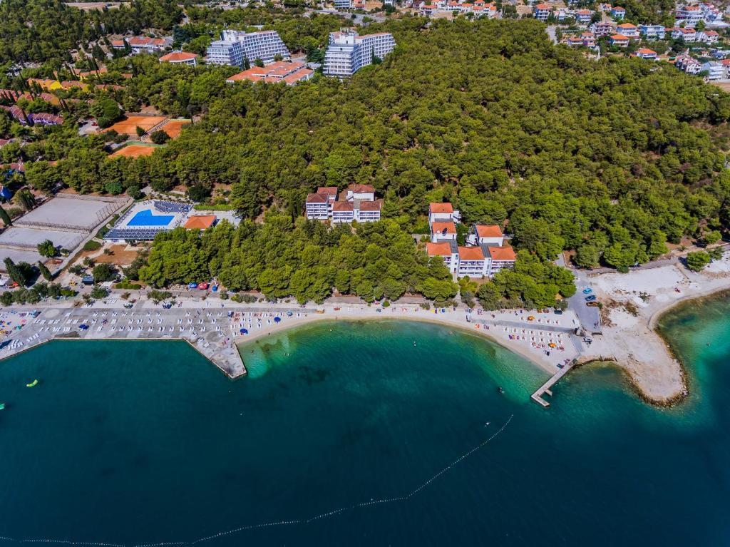 Horvátország, Dalmácia, Trogir, Hotel Medena, táj