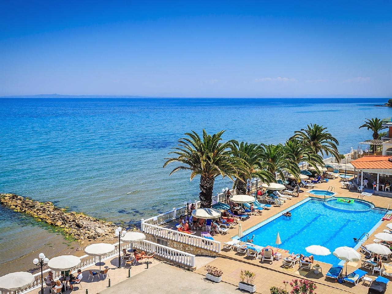 Görögország, Zakynthos, Argassi, Chryssi Akti Hotel, medence és tenger