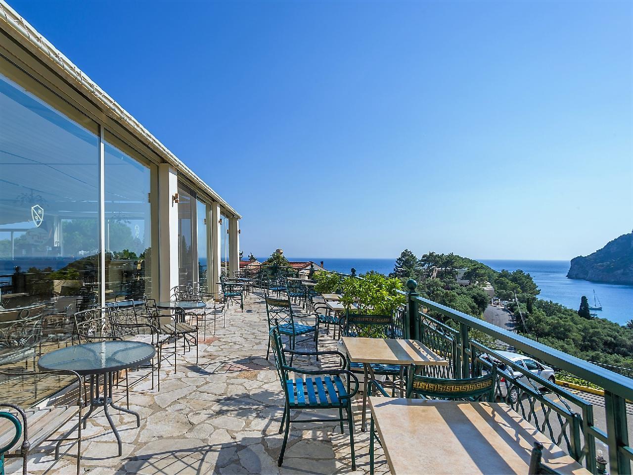 Görögország, Korfu, Paleokastritsa, Paleo ArtNouveau Hotel, kilátás a teraszról