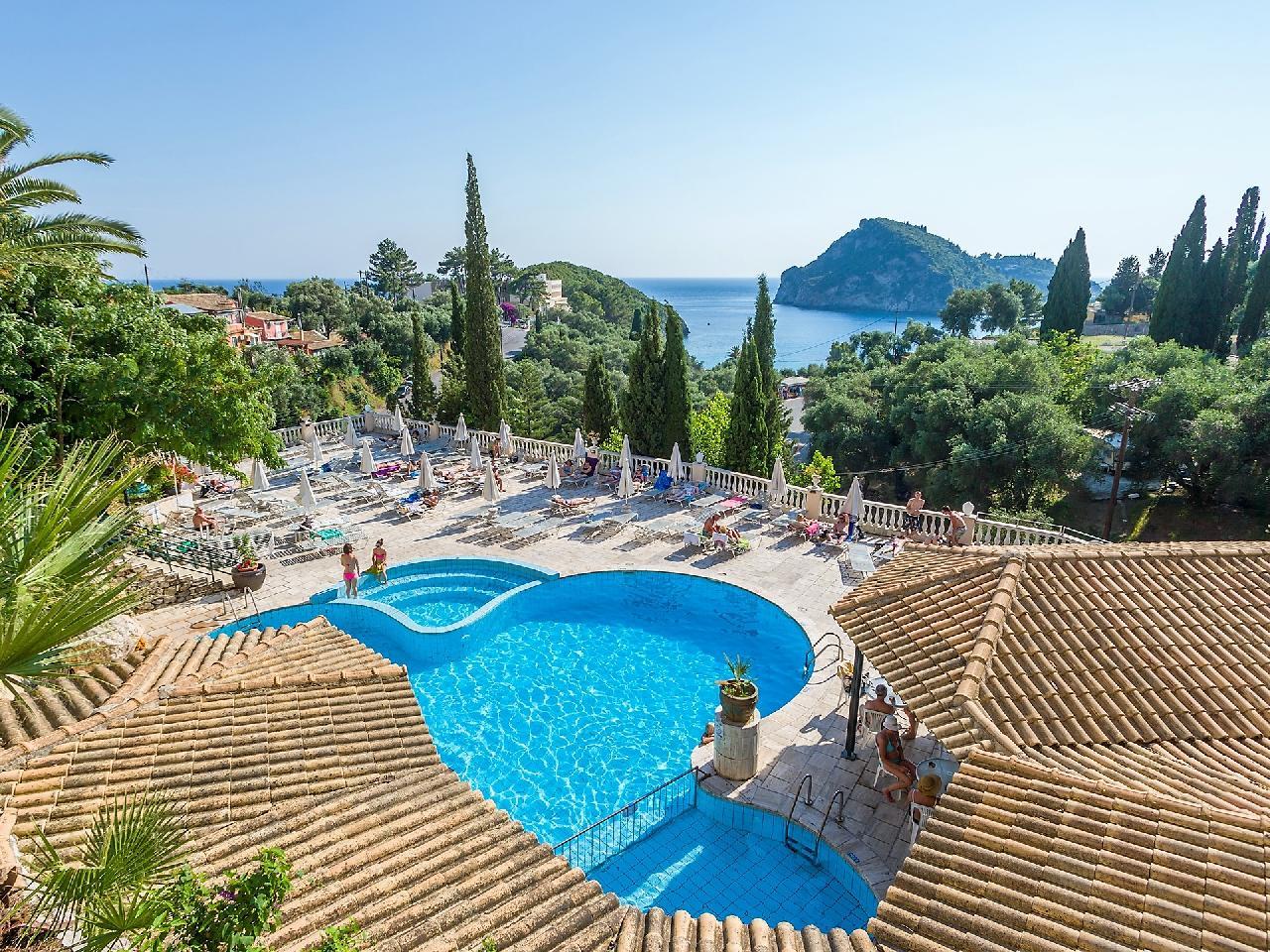 Görögország, Korfu, Paleokastritsa, Paleo ArtNouveau Hotel, medence