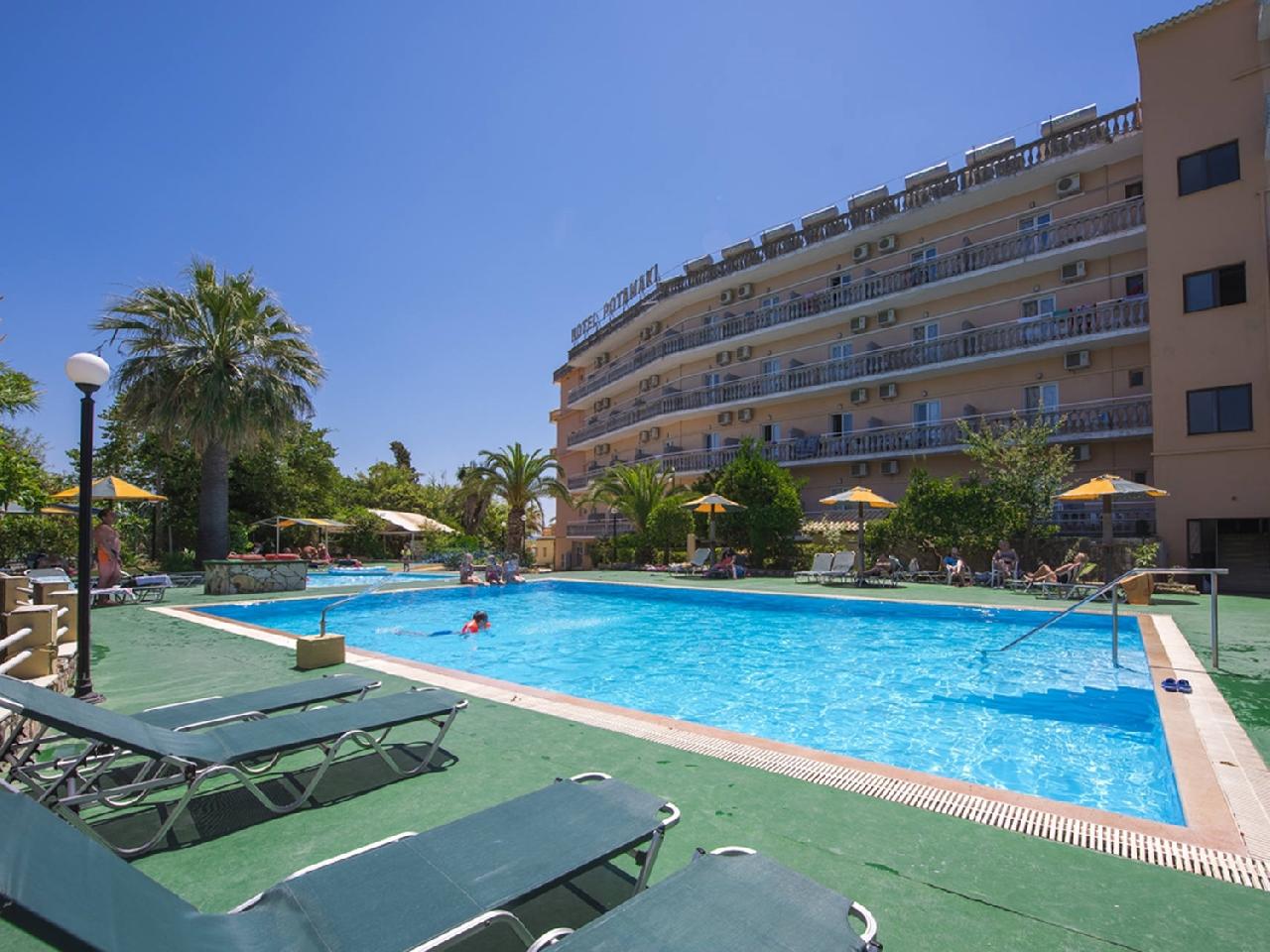 Görögország, Korfu, Benitses, Potamaki Beach Hotel, medence