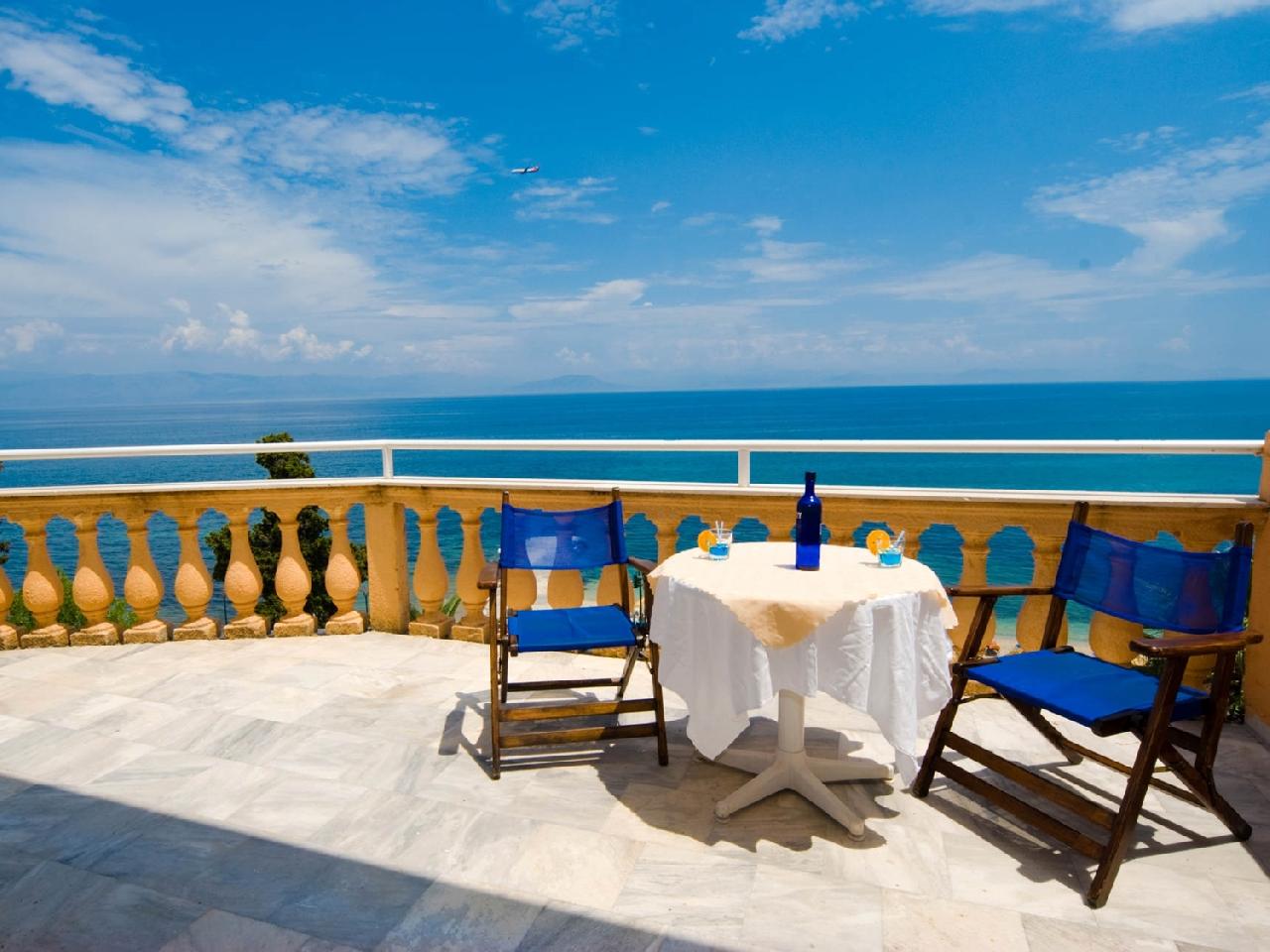 Görögország, Korfu, Benitses, Potamaki Beach Hotel, terasz