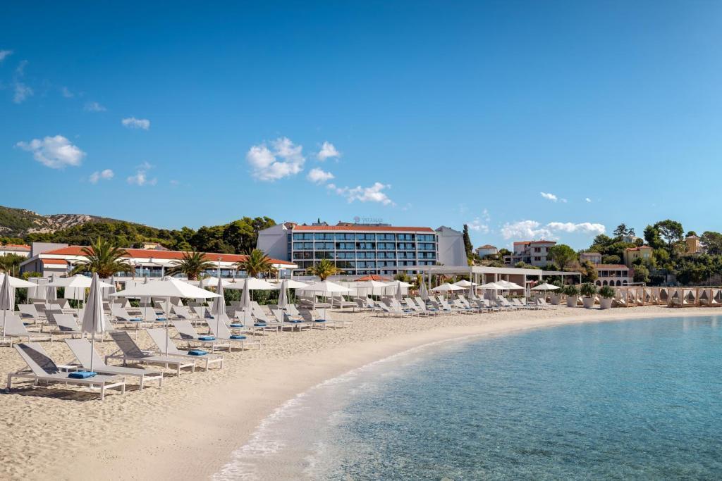 Horvátország, Rab-sziget, Rab, Imperial Valamar Collection Hotel, tengerpart