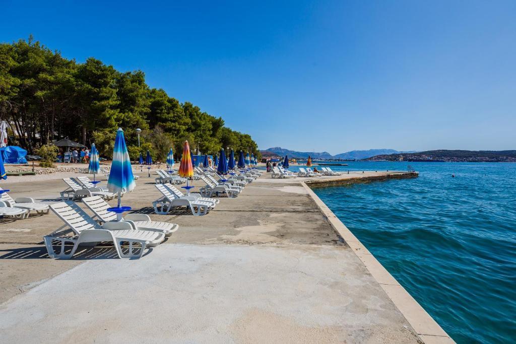Horvátország, Dalmácia, Trogir, Hotel Medena, tengerpart